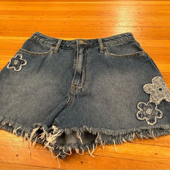 Hollister Ultra Highrise Relaxed Mom Short 3” denim shorts with flower details - Picture 2 of 4